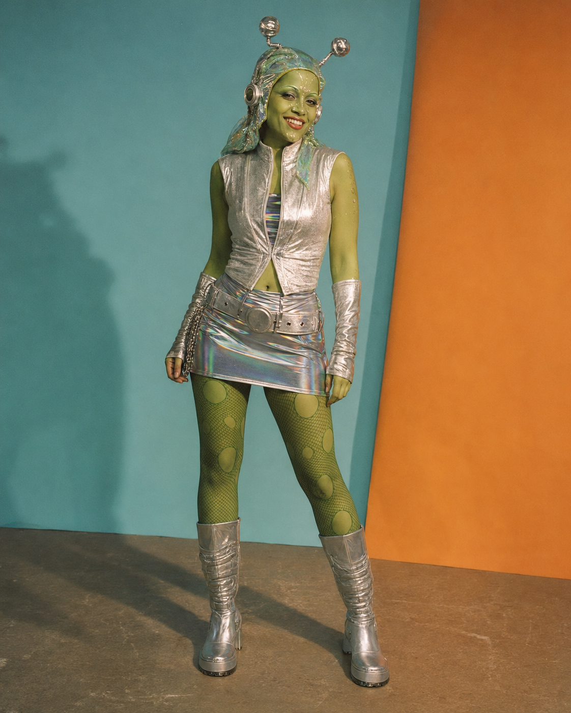 Kreativer Full-Alien-Look mit grünem Make-up und silbernem Outfit
